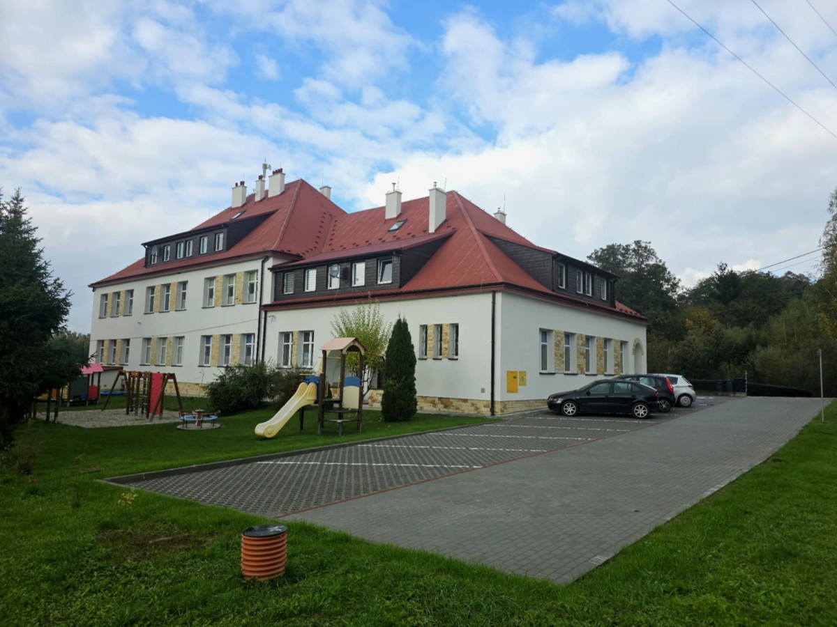 Nowy parking przy Szkole Podstawowej w Niedźwiedzy