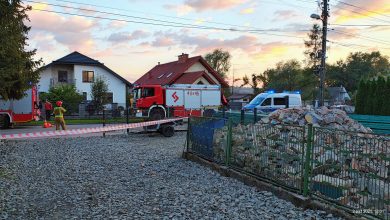 Na zdjęciu widać akcję służb ratunkowych, która ma miejsce w dzielnicy mieszkalnej