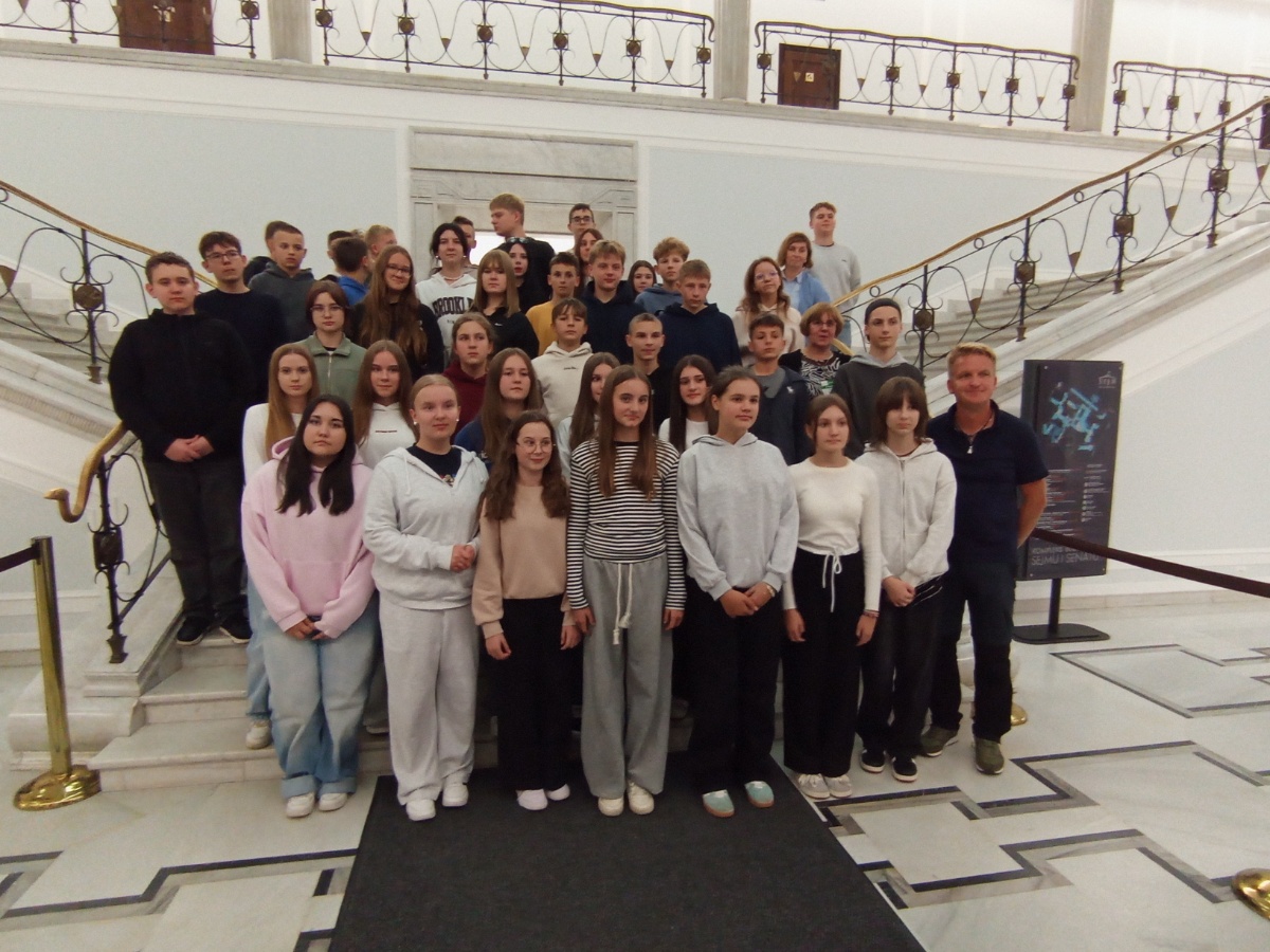 Uczniowie z Dębna z wizytą w Sejmie. Zostali powitani przez marszałka