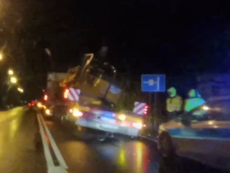 Dębno/ Zerwane zabezpieczenia – koparka zsunęła się z lawety po ostrym hamowaniu / video