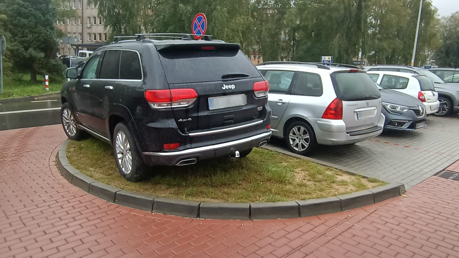 Problem z miejscem do parkowania przed Szpitalem w Brzesku
