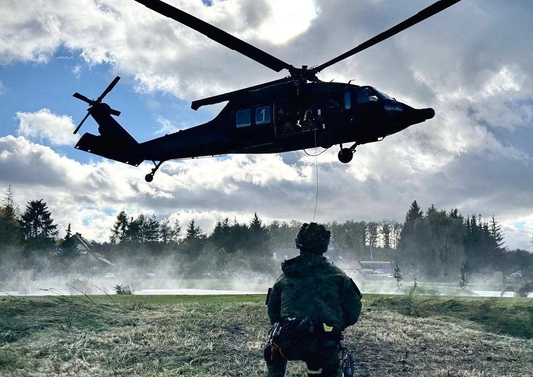 KaOSG w akcji z GROM i Formozą – szkolenie z desantowania i ewakuacji z powietrza z elitą polskich jednostek specjalnych