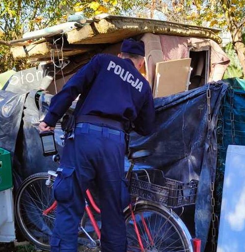 Policjanci z Brzeska pomogli mężczyźnie w kryzysie bezdomności
