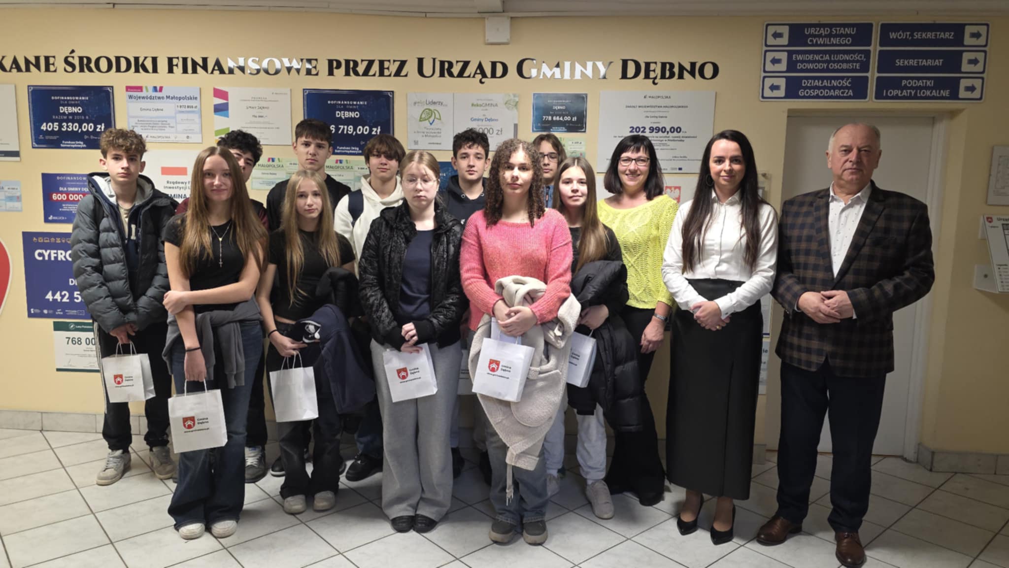 Delegacja uczniów klas ósmych z Publicznej Szkoły Podstawowej w Porąbce Uszewskiej w Urzędzie Gminy Dębno