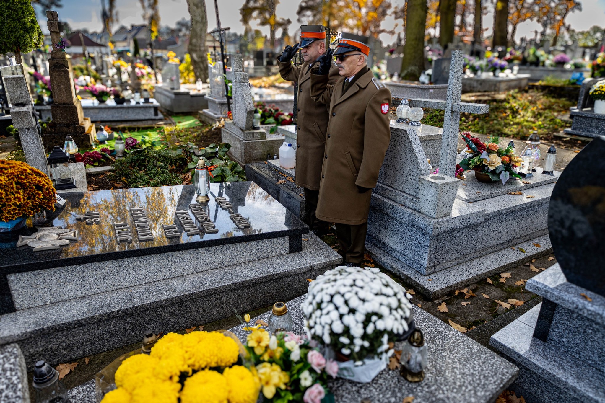 Czołgiści z Żurawicy w Szczepanowie. Złożyli kwiaty na grobie pułkownika Koczwary