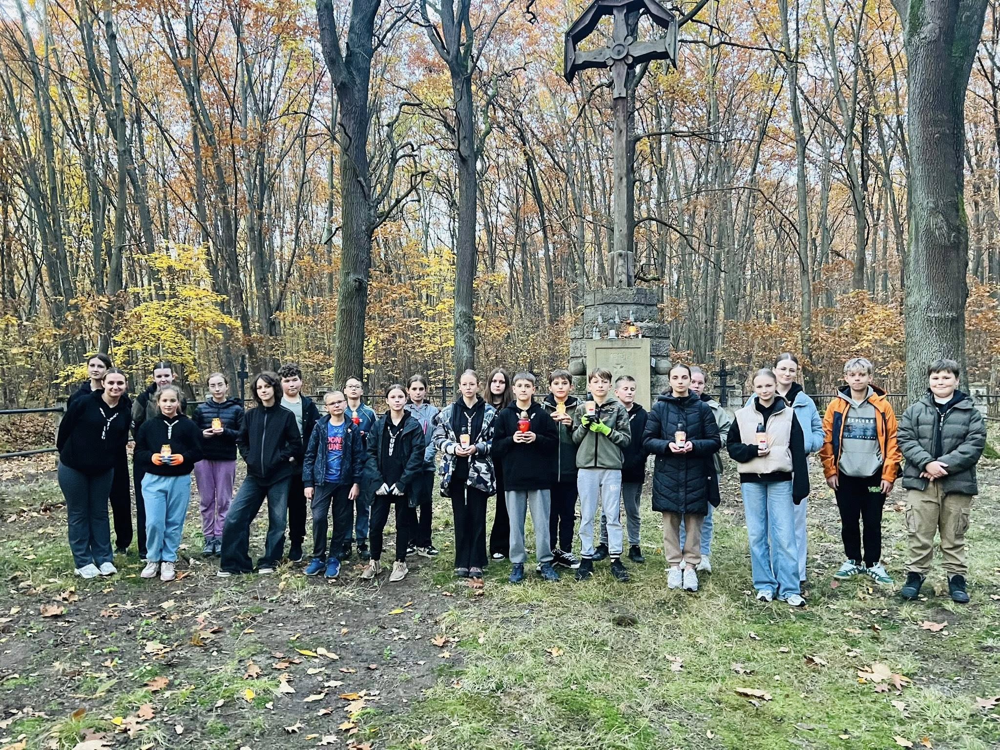 Harcerze ze Szczepu Czarnego porządkowali nekropolie i miejsca pamięci
