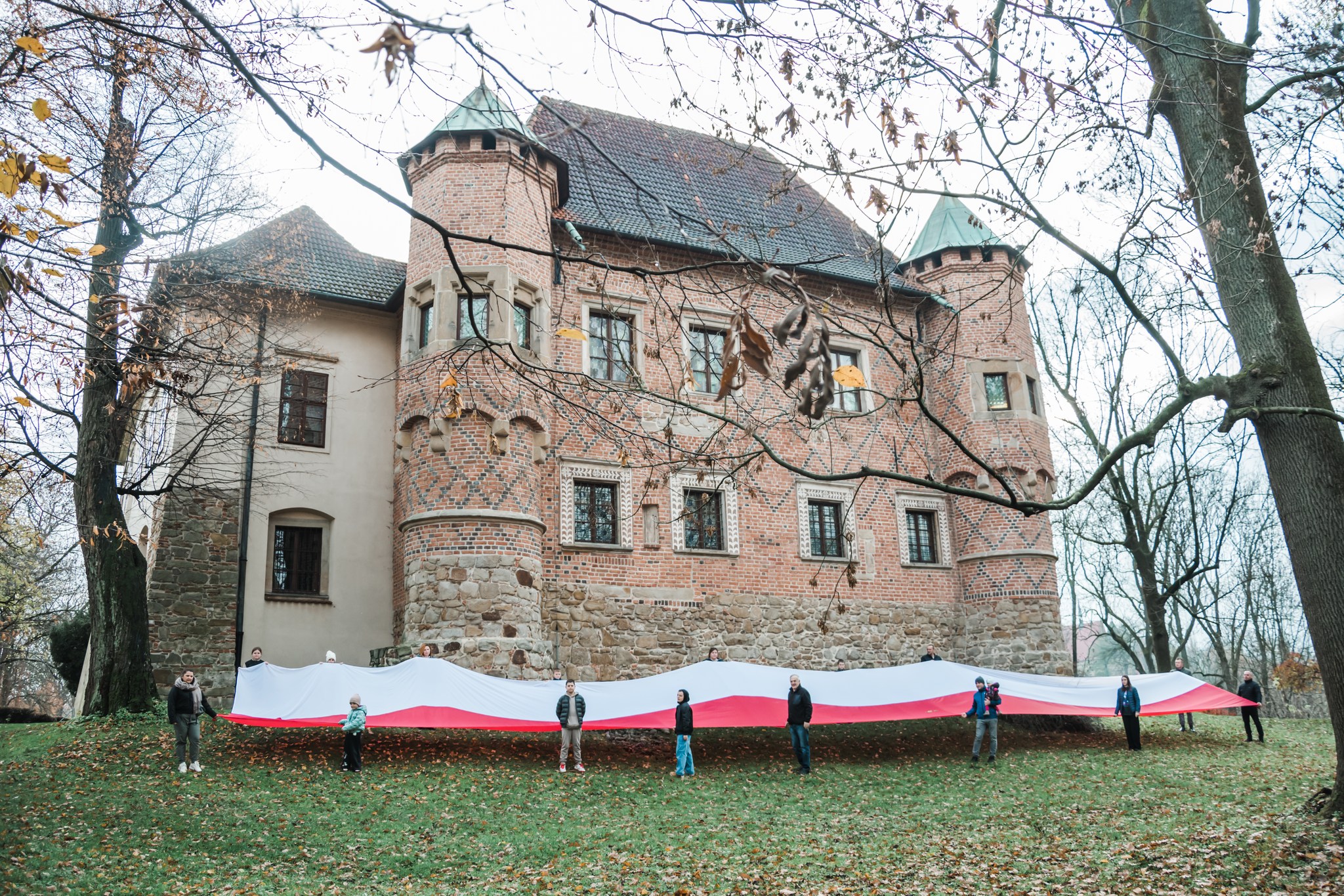 Strażacy z Zawady Uszewskiej z ogromną flagą na Zamku w Dębnie