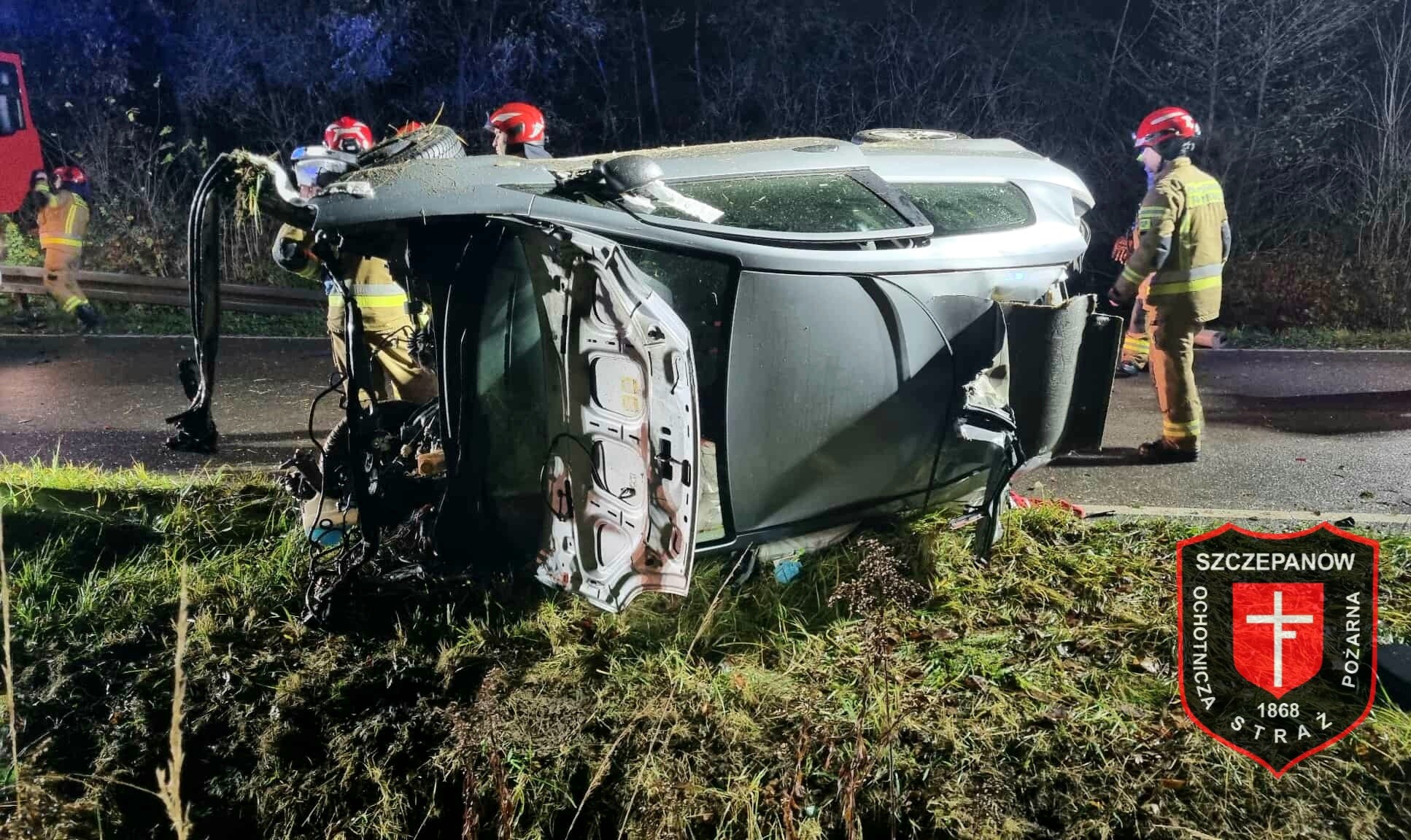 Nocny wypadek w Wokowicach. Auto dachowało, kierowca trafił do szpitala / 18 listopada 2025 r.