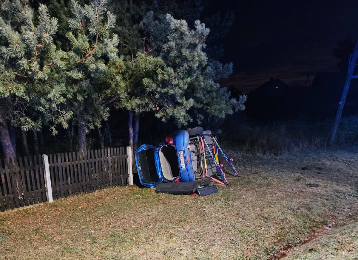 Dachowanie w Strzelcach Małych – uczestnicy wypadku wyszli o własnych siłach