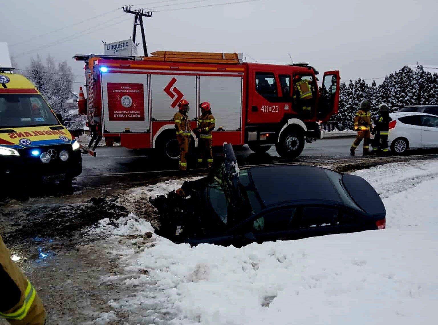 Uszew. Samochód uderzył w przepust. Duże utrudnienia na DK 75 / 21 listopada 2025 r.