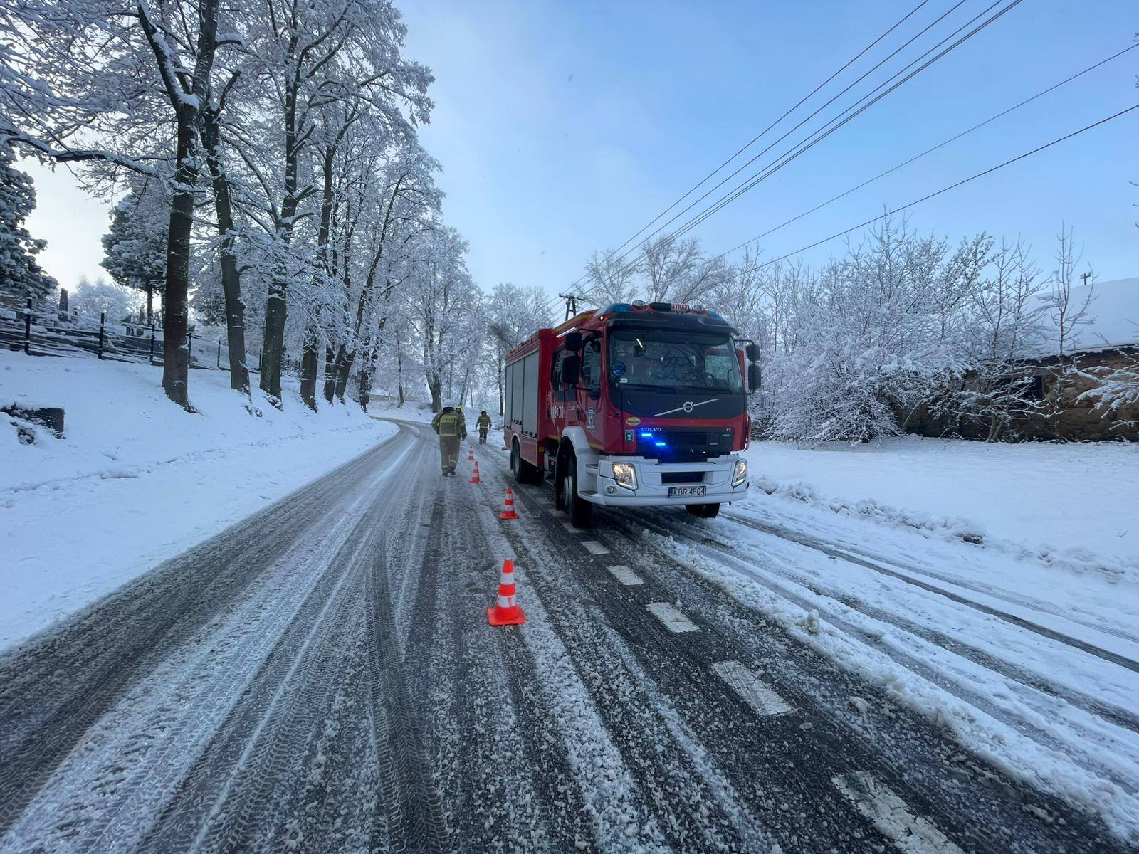 Blisko 50 interwencji strażaków z Powiatu Brzeskiego. Opady śniegu poczyniły dużo zniszczeń