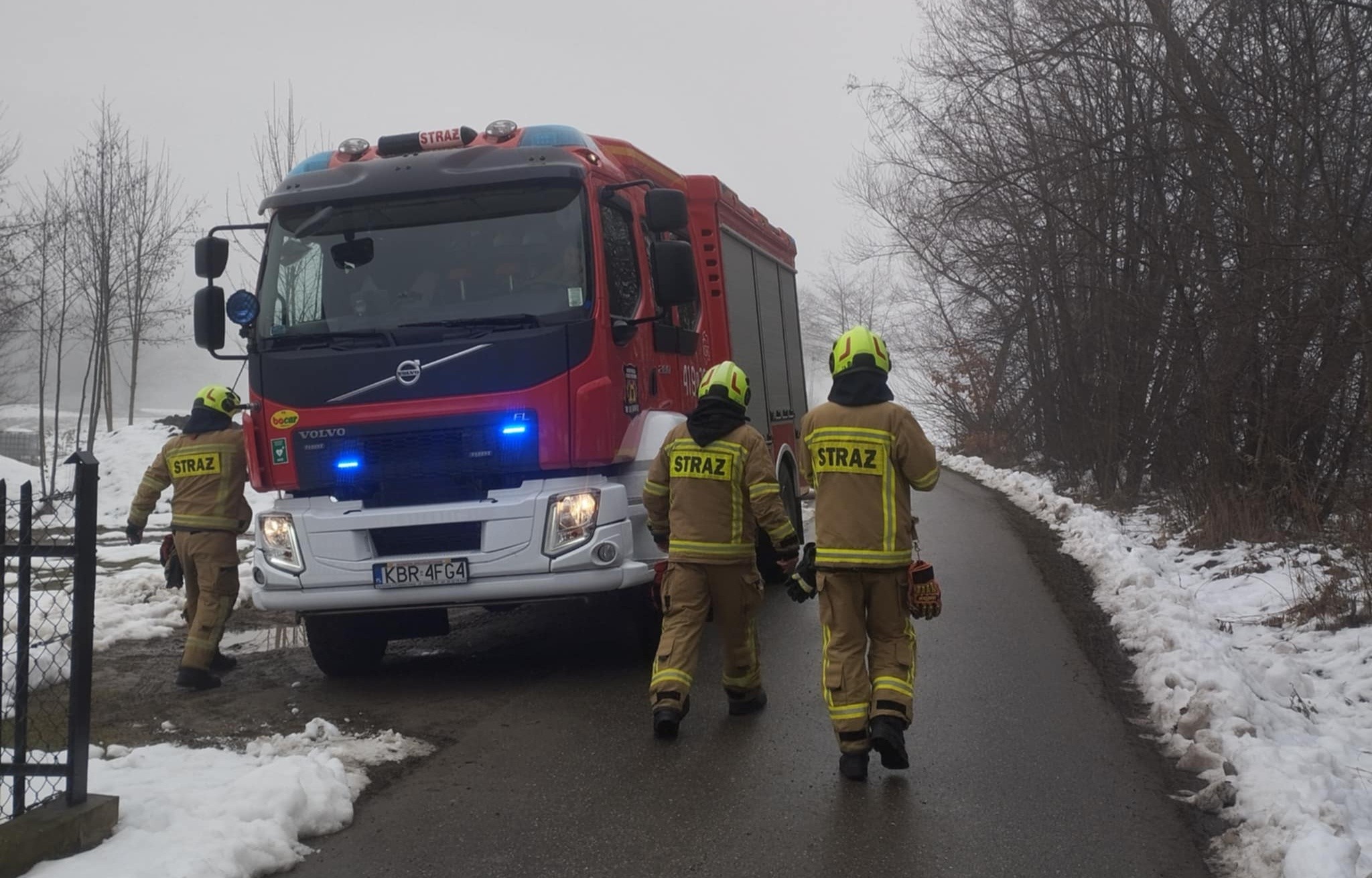 Tlenek węgla – alarm w Dębnie. Strażacy sprawdzili budynek, zagrożenia nie potwierdzono