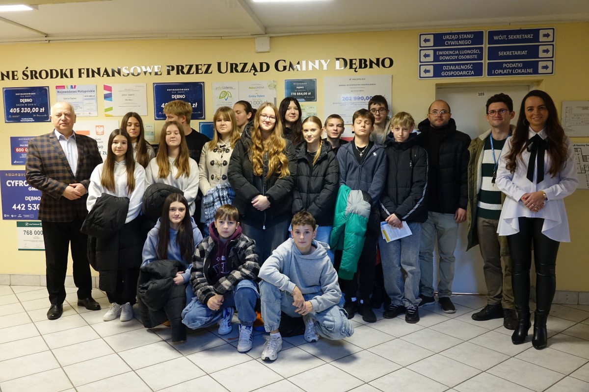 Delegacja uczniów klas ósmych z Zespołu Szkolno-Przedszkolnego w Dębnie w Urzędzie Gminy Dębno