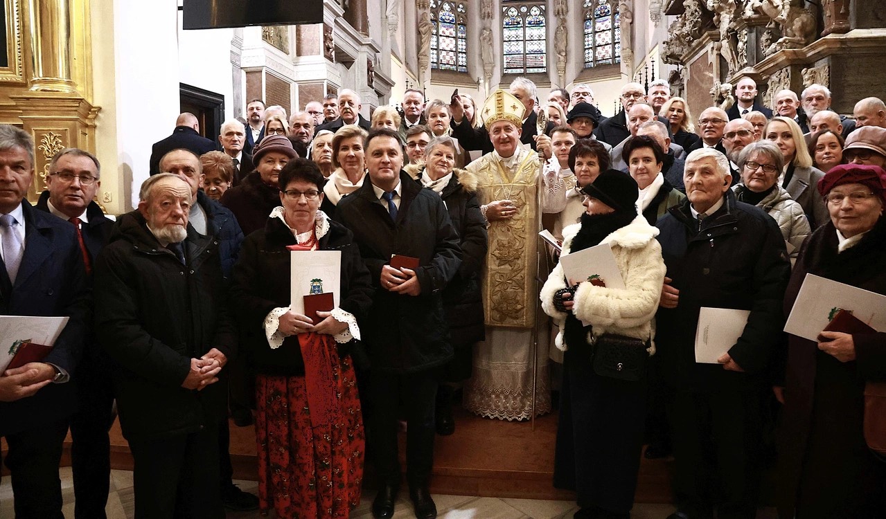 Danuta i Tomasz Pabianowie z parafii Miłosierdzia Bożego w Brzesku odznaczeni medalem „Dei Regno Servire”