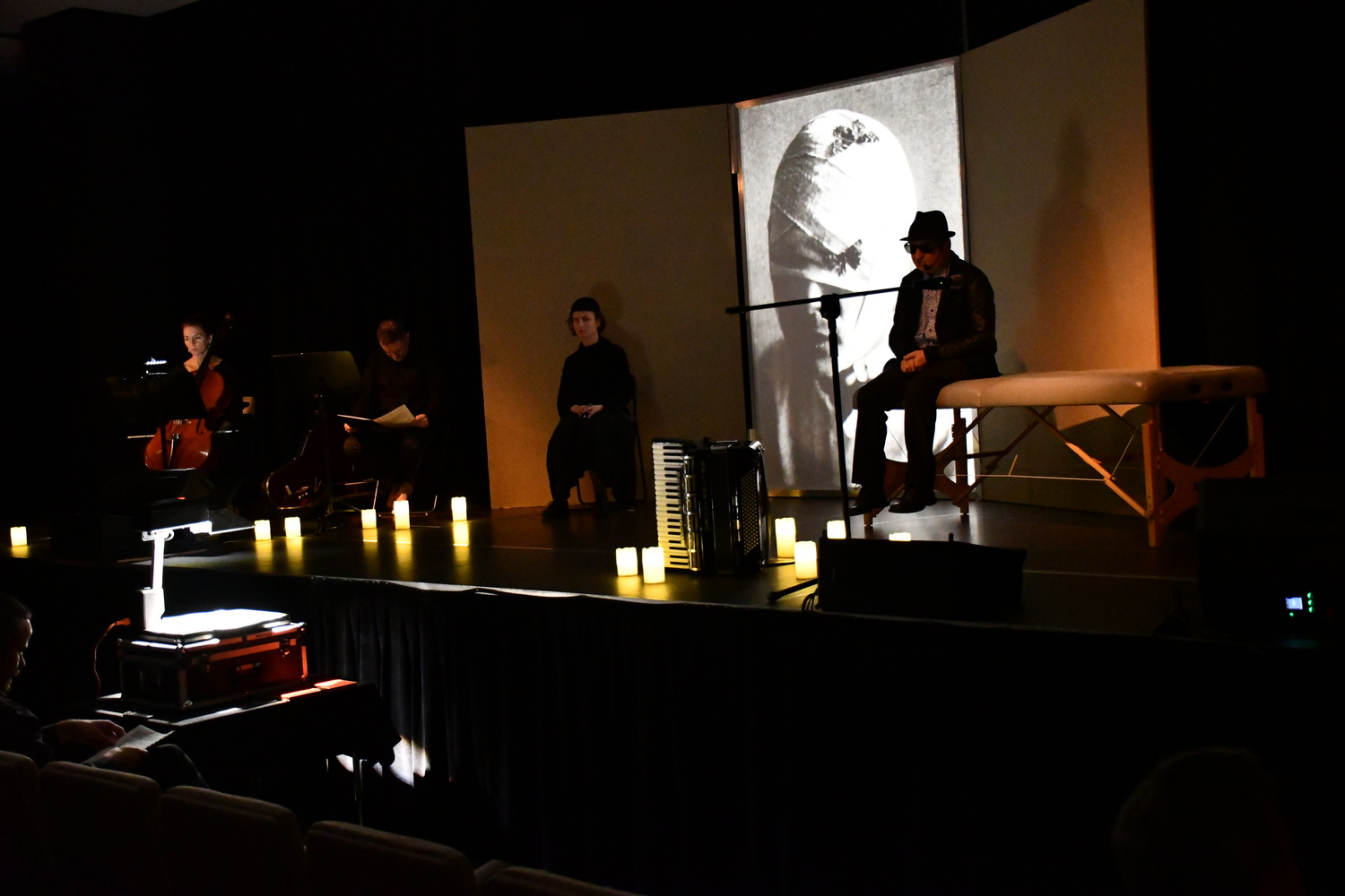 Wyrazisty i poruszający głos o kryzysie psychicznym – „Głosy z Houston” Teatru Exit w Brzesku