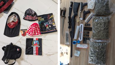 Zdjęcie podzielone na dwie części. Po lewej leżą różne elementy odzieży i akcesoria, m.in. kominiarki, czapki, chusty i naszywki w barwach klubu sportowego lub grupy kibicowskiej. Po prawej stronie znajdują się zabezpieczone przez policję przedmioty: torby z dużą ilością suszu roślinnego, broń pneumatyczna lub palna, nóż i maczeta, telefony komórkowe, wagi elektroniczne, pakiety z nieznanymi substancjami oraz inne akcesoria powiązane z działalnością przestępczą.