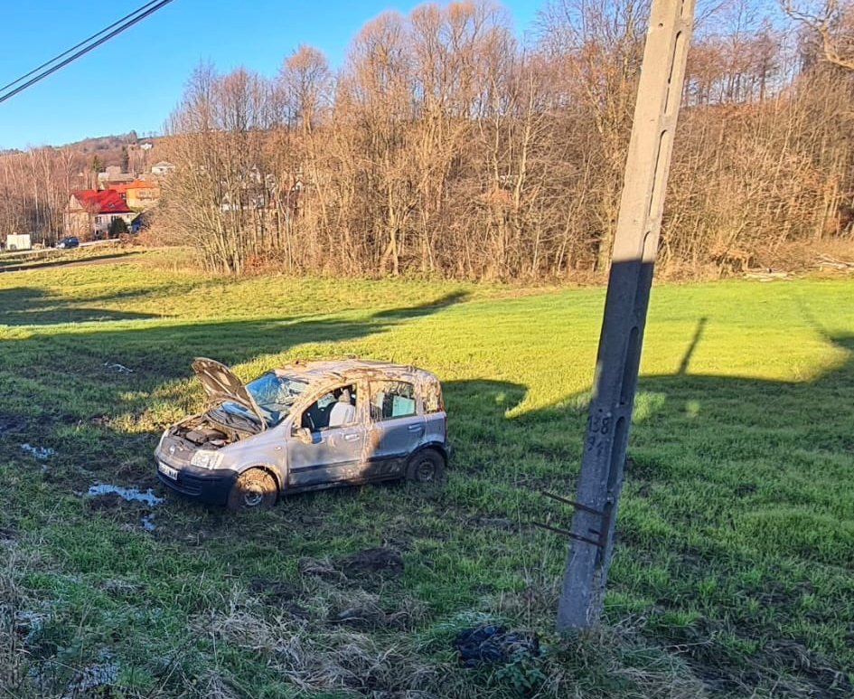 Doły. Zdarzenia samochodów osobowych. Jeden z nich dachował