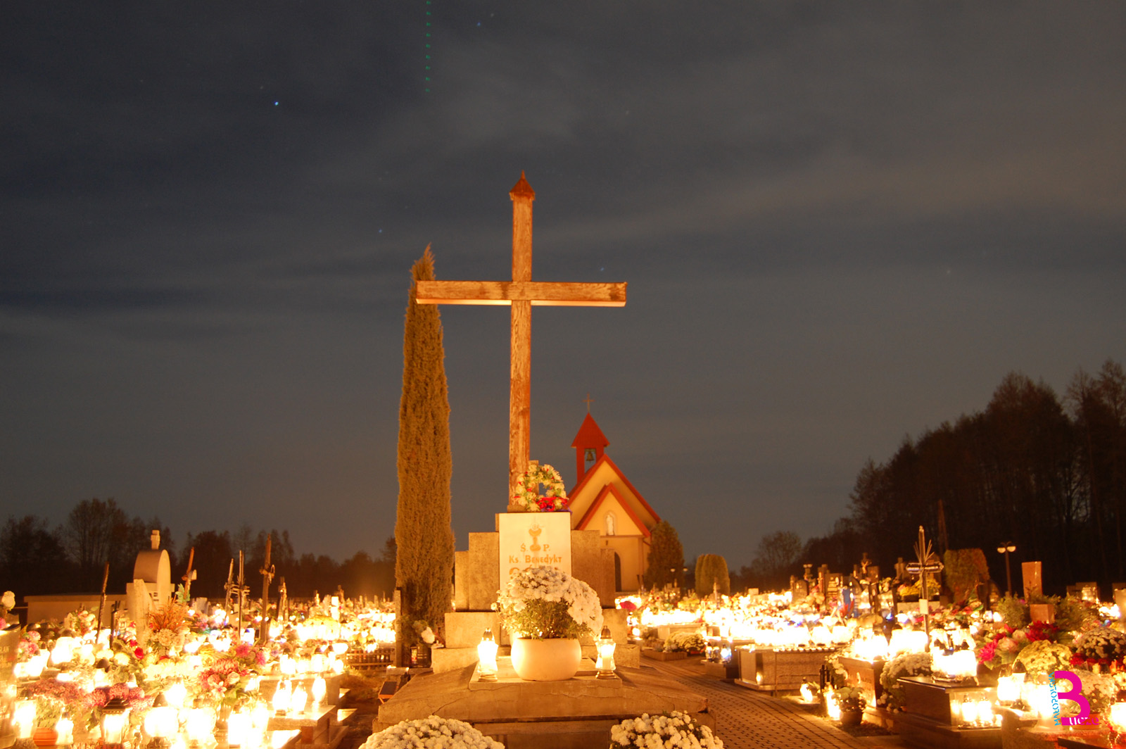 Cmentarz w Buczu w uroczystość Wszystkich Świętych / zdjęcia i video