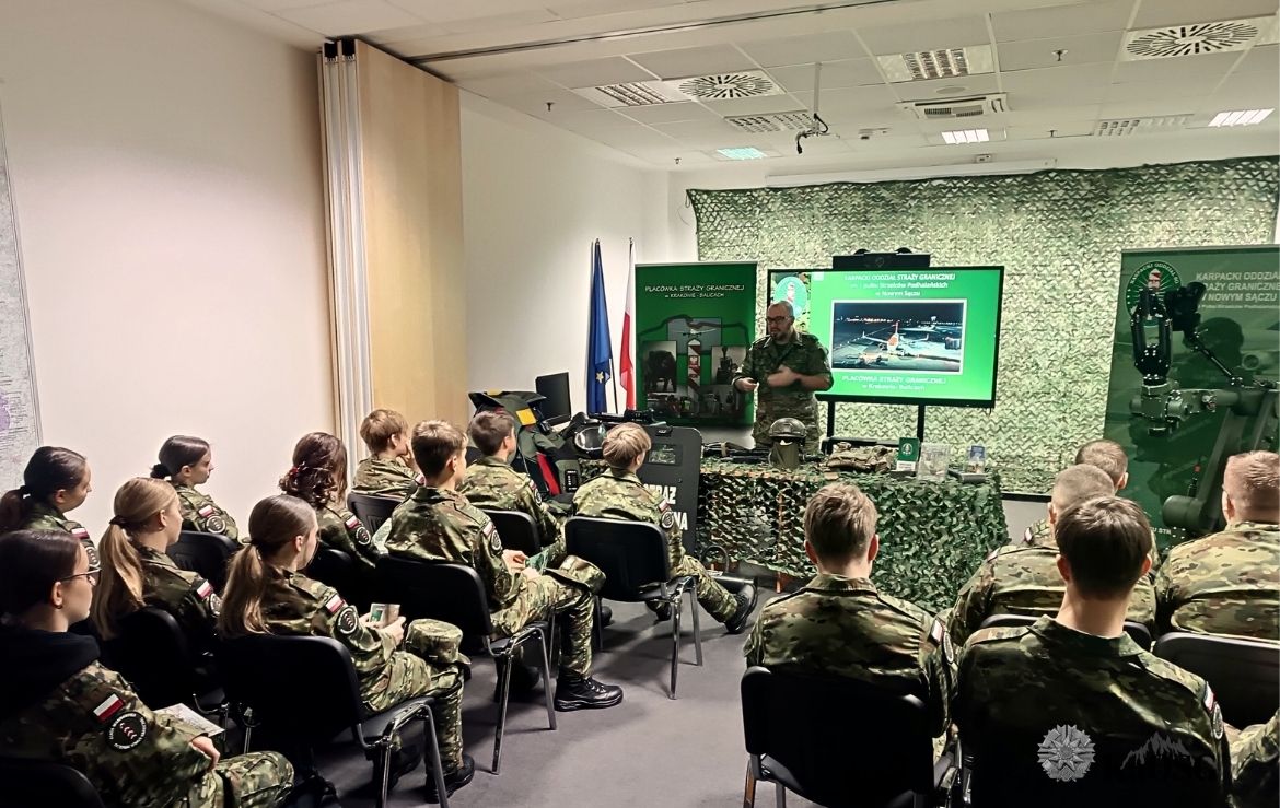 Lekcja patriotyzmu i bezpieczeństwa. Uczniowie z wizytą w Placówce PSG Kraków-Balice