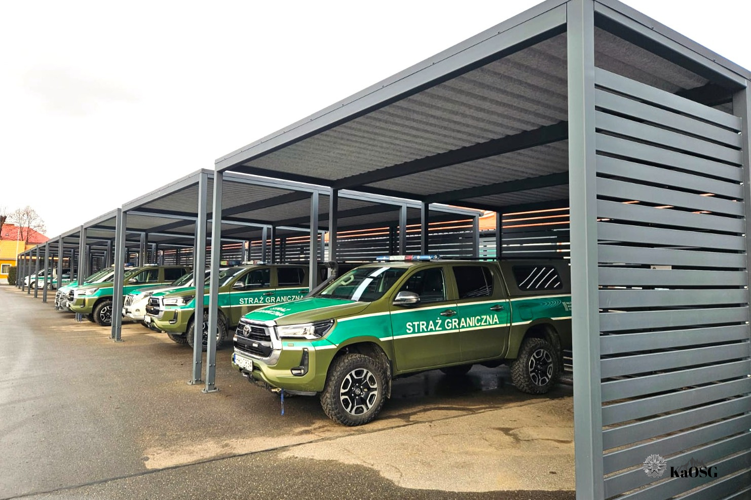 Nowe wiaty zabezpieczą samochody służbowe KaOSG