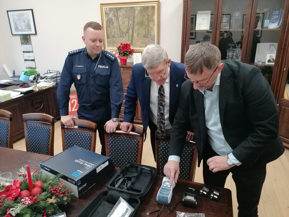 Przekazanie narkotestera dla Komisariatu Policji w Żabnie