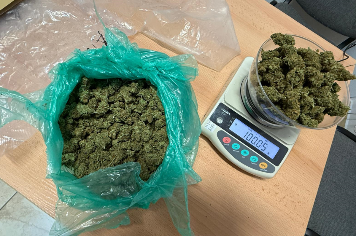 W trakcie ucieczki przed policjantami próbowali pozbyć się narkotyków, wyrzucając je z auta