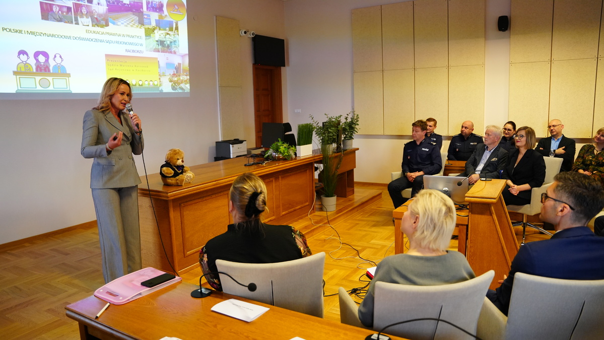Policjanci z Brzeska wzięli udział w konferencji pn. „Brzeska Temida na rzecz Edukacji Prawnej dzieci i młodzieży”