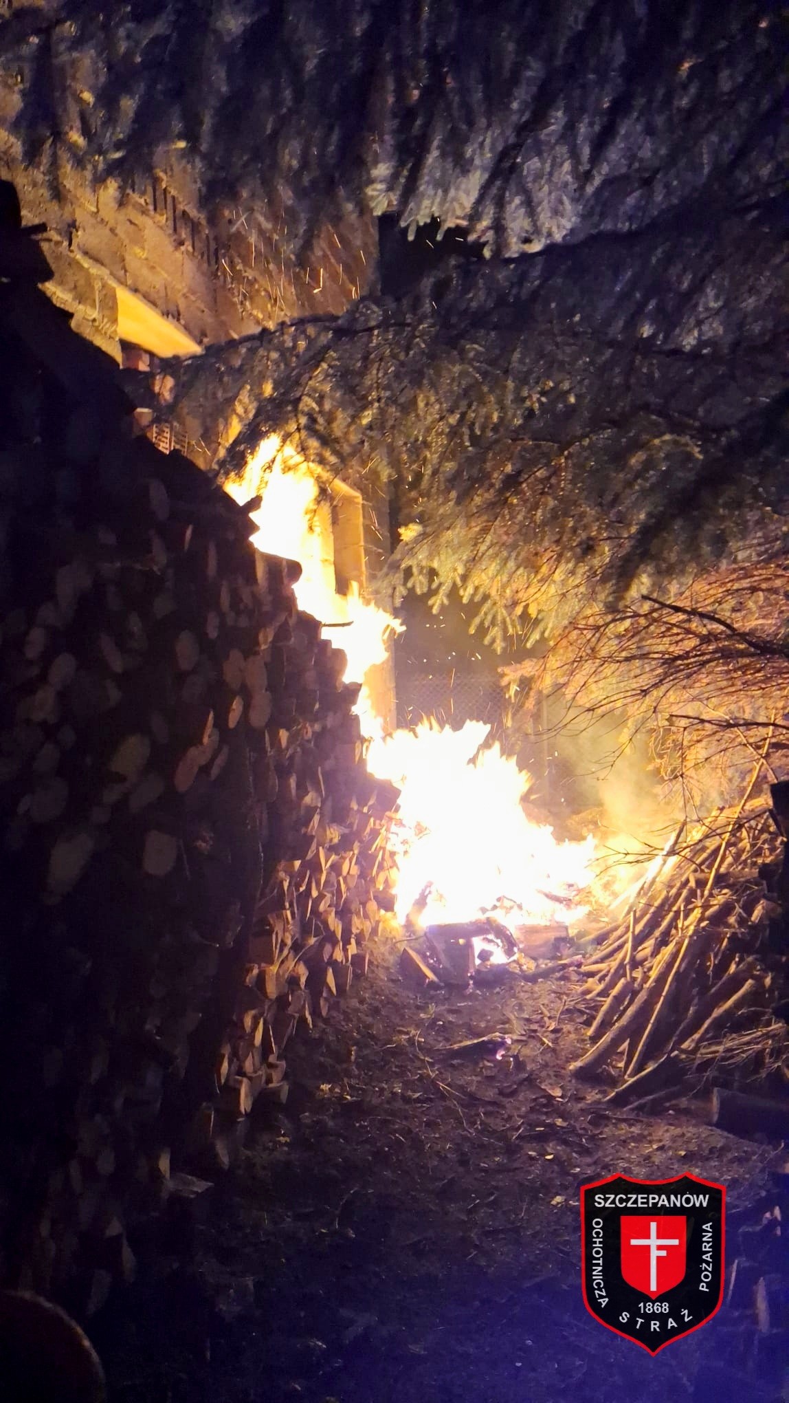 Pożar drewna opałowego przy budynku gospodarczym w Szczepanowie