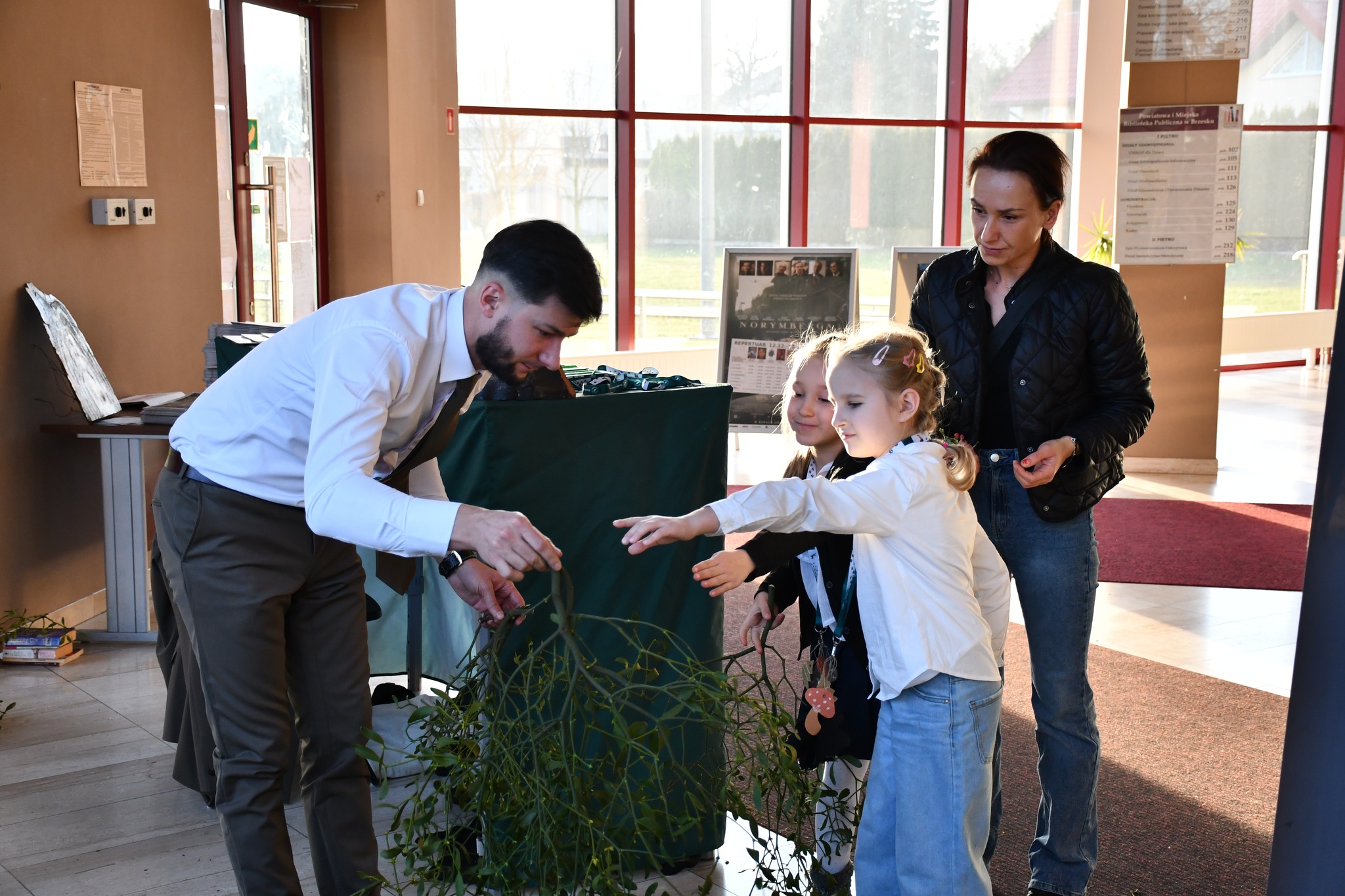 Z lasu do biblioteki – przedświąteczna akcja obdarowywania jemiołą