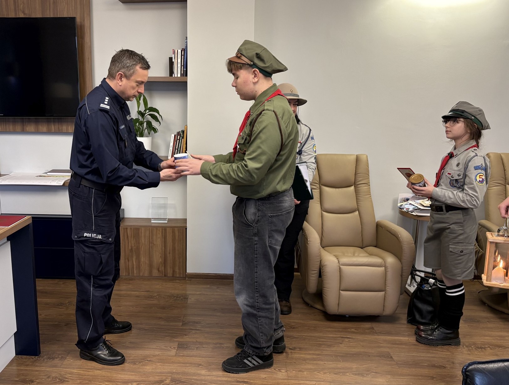 Harcerze z Betlejemskim Światłem Pokoju w Komendzie Miejskiej Policji w Tarnowie