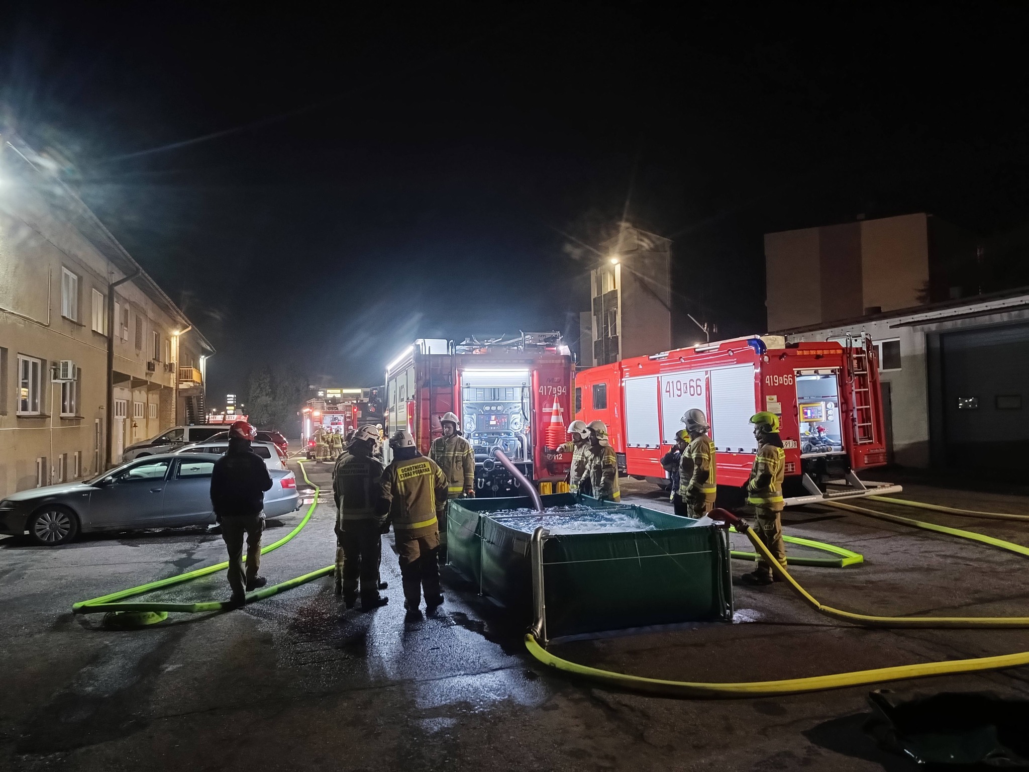 Strażacy z „AKWEN Brzesko” ćwiczyli zaopatrzenie wodne w warunkach bojowych