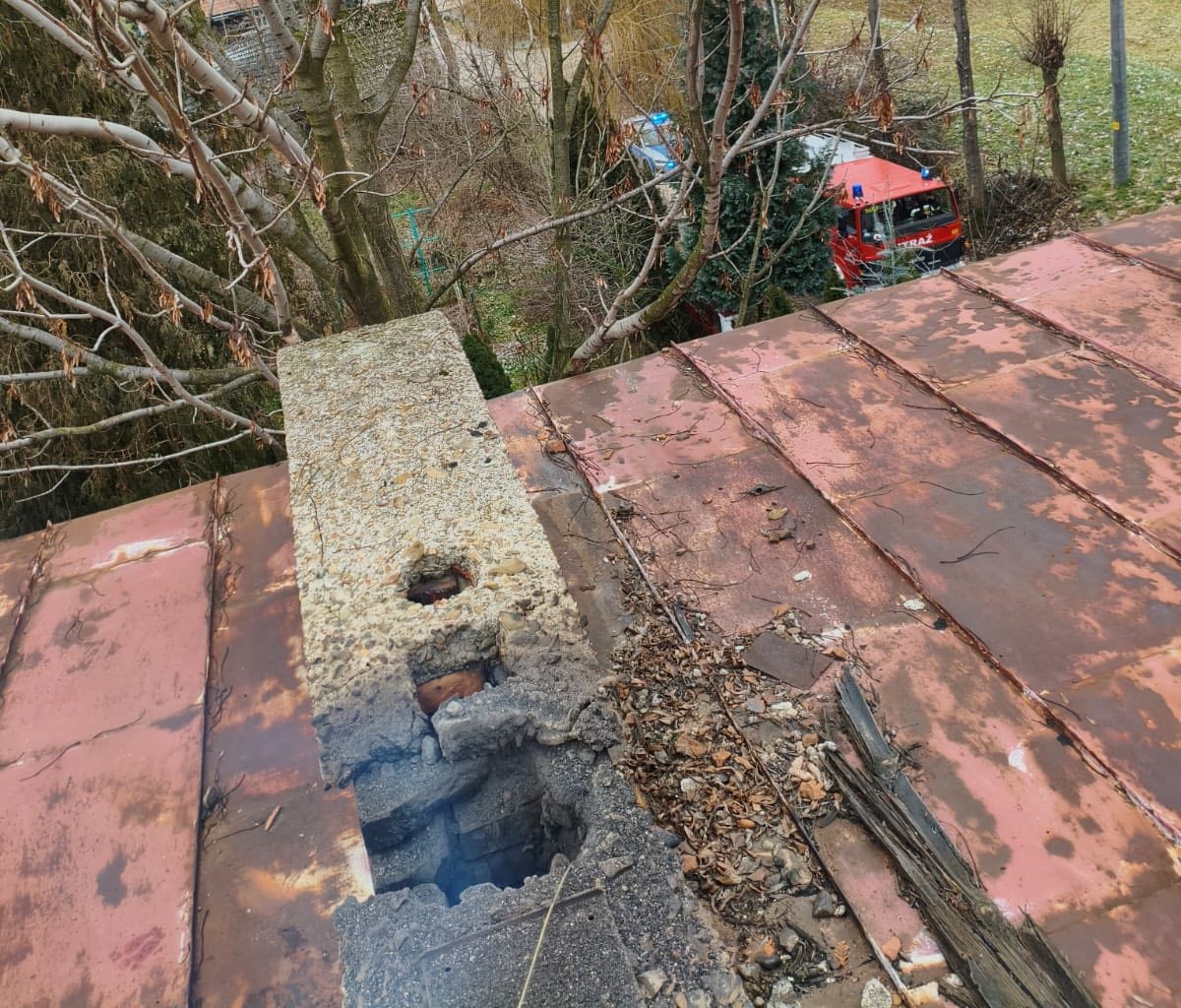 Pożar sadzy w kominie w Jasieniu. Interwencja strażaków na ul. Jesionowej