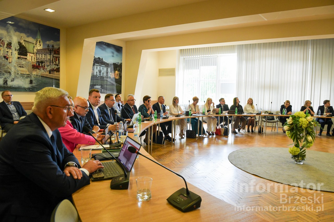 Narkotyki tematem sesji Rady Powiatu Brzeskiego. Głos radnego i dyrektora szkoły