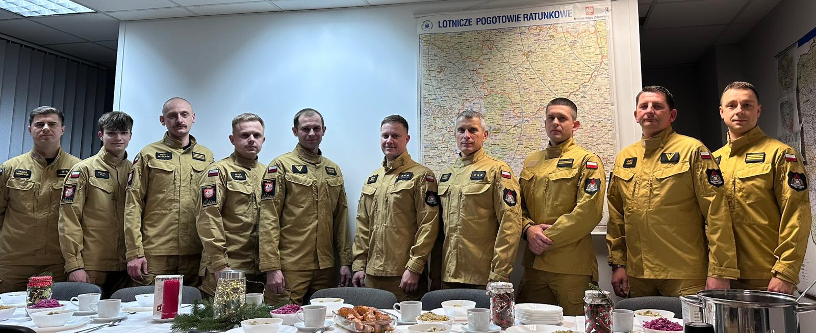 Brzescy strażacy zasiedli do wigilijnego stołu w komendzie PSP w Brzesku / zdjęcie