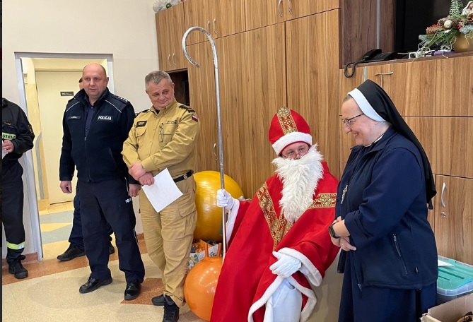 Święty Mikołaj w asyście policjantów i strażaków z wizytą u podopiecznych Domu Pomocy Społecznej