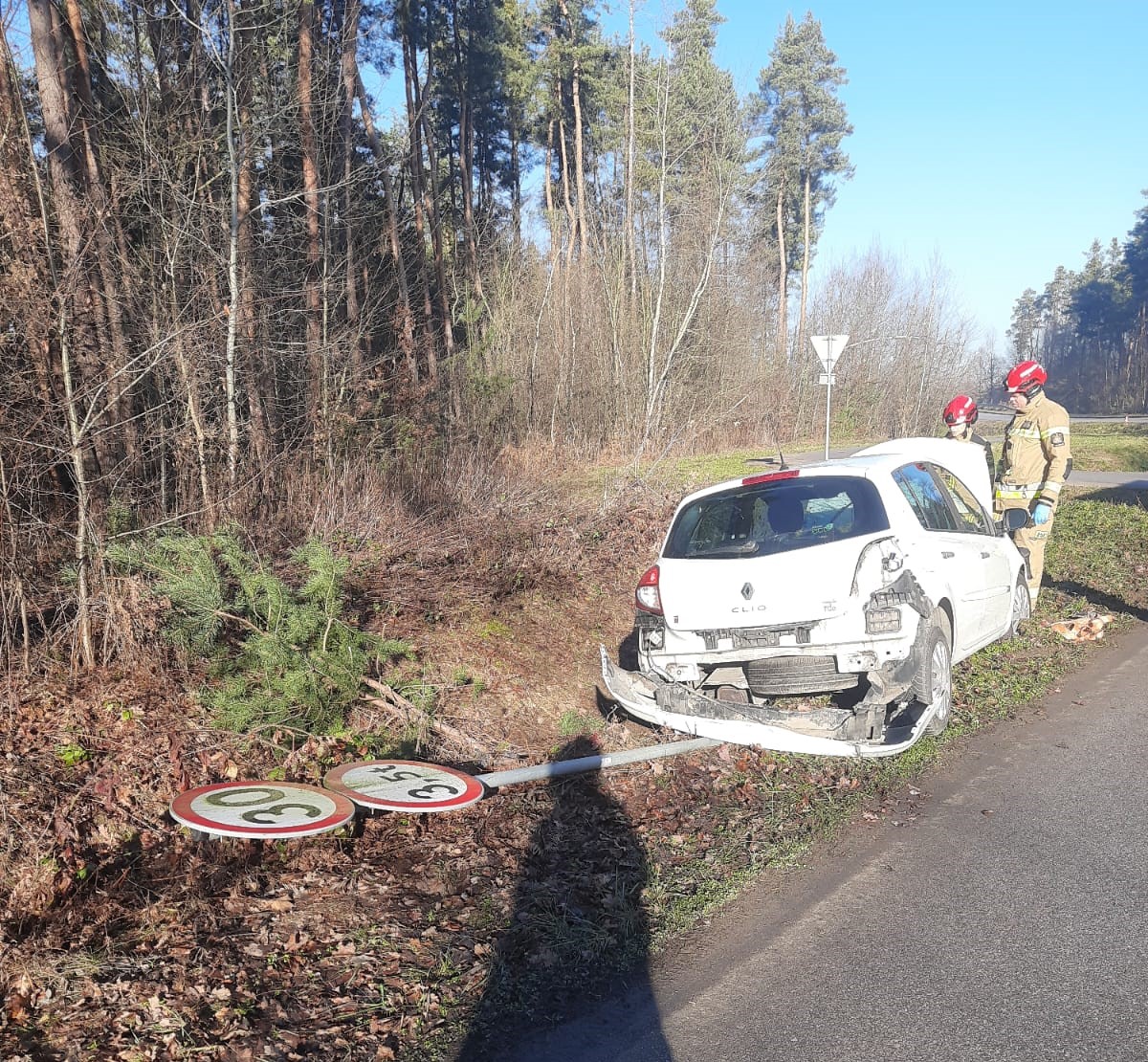 Szczepanów. Zdradliwa leśna droga – auto wypadło z jezdni