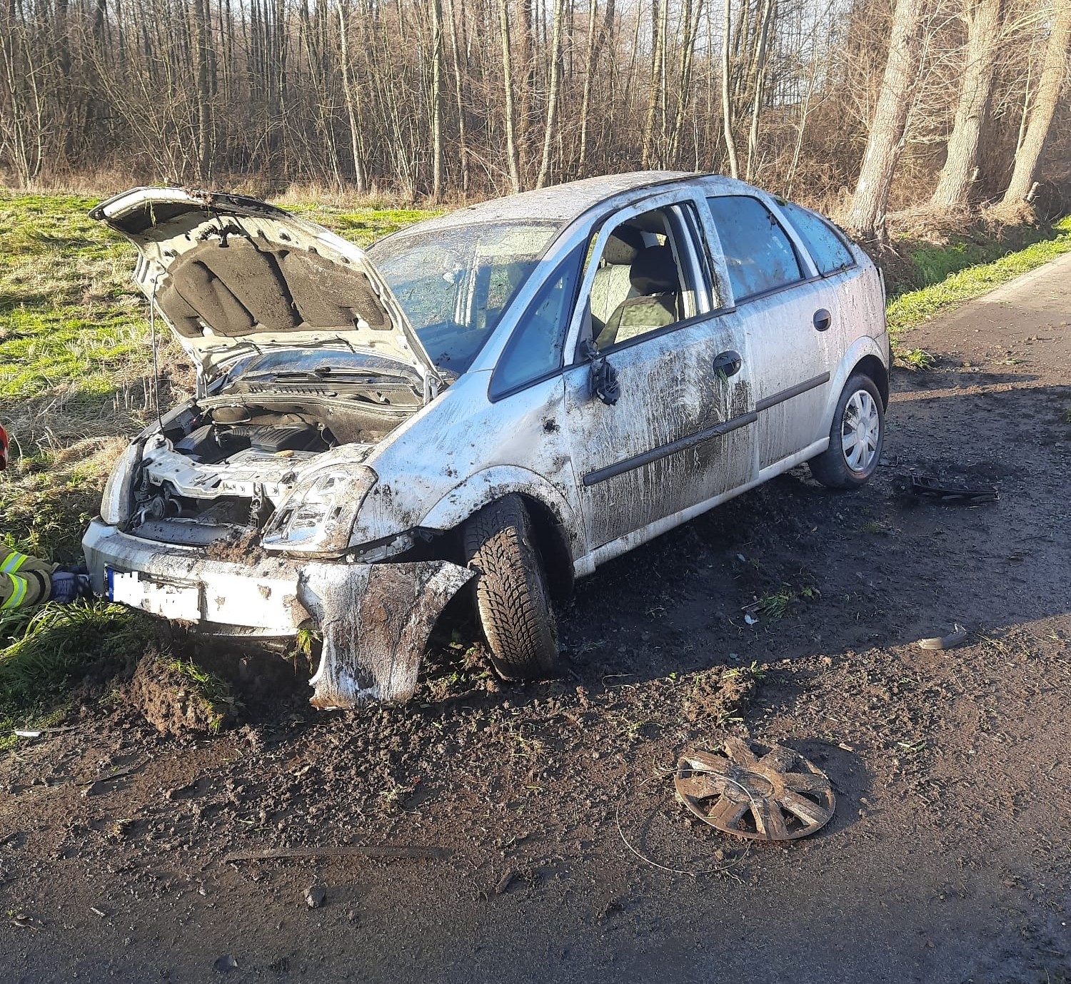 Mokrzyska. Dachowanie samochodu osobowego na ul. Wiślanej / 19 grudnia 2025 r.