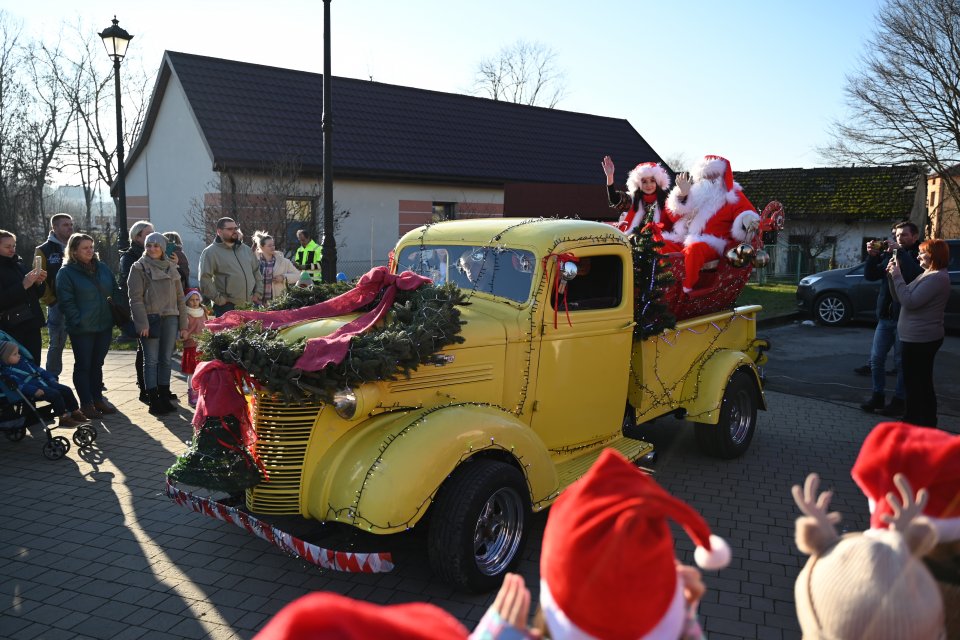 Jarmark Bożonarodzeniowy w Gminie Rzezawa – świąteczne spotkanie pełne euforii i tradycji 