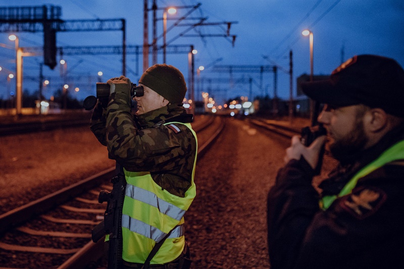 „Świsło i błysło” w pobliżu torów kolejowych w Sterkowcu. Na szczęście to tylko fałszywy alarm