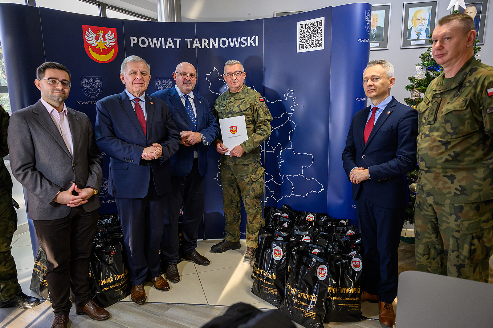 Świąteczne paczki od Powiatu Tarnowskiego dla żołnierzy WOT na granicy