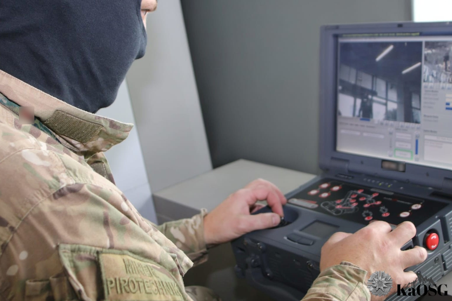 Bagaż bez właściciela i wstrzymany ruch kolejowy na krakowskim lotnisku