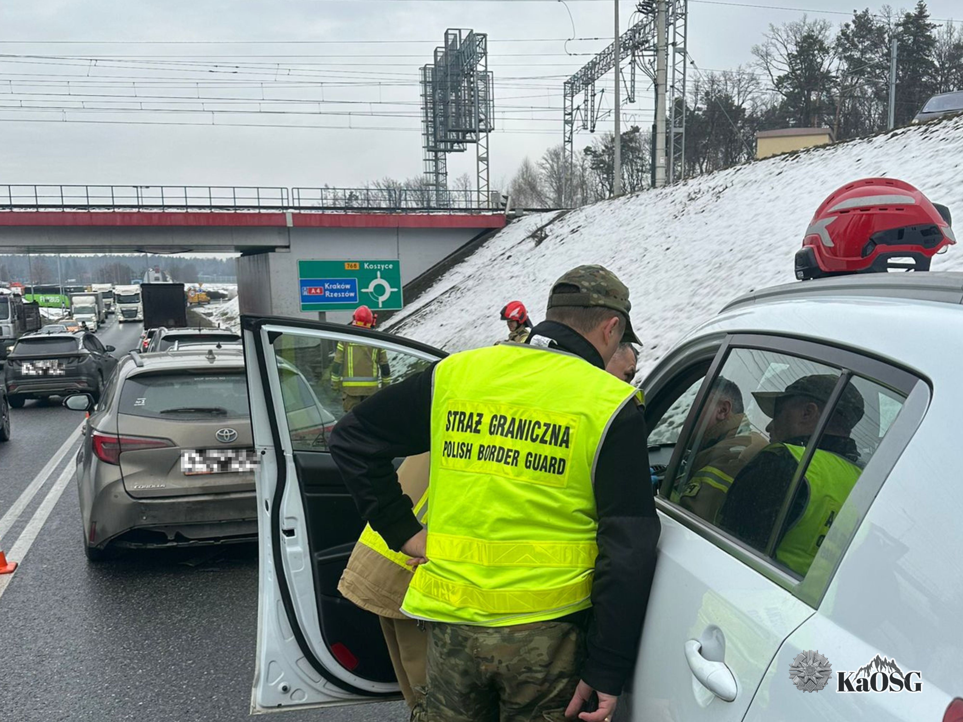 Brzesko. Zauważyli wypadek, ruszyli na ratunek. Funkcjonariusze z Tarnowa wykazali wzorową postawę
