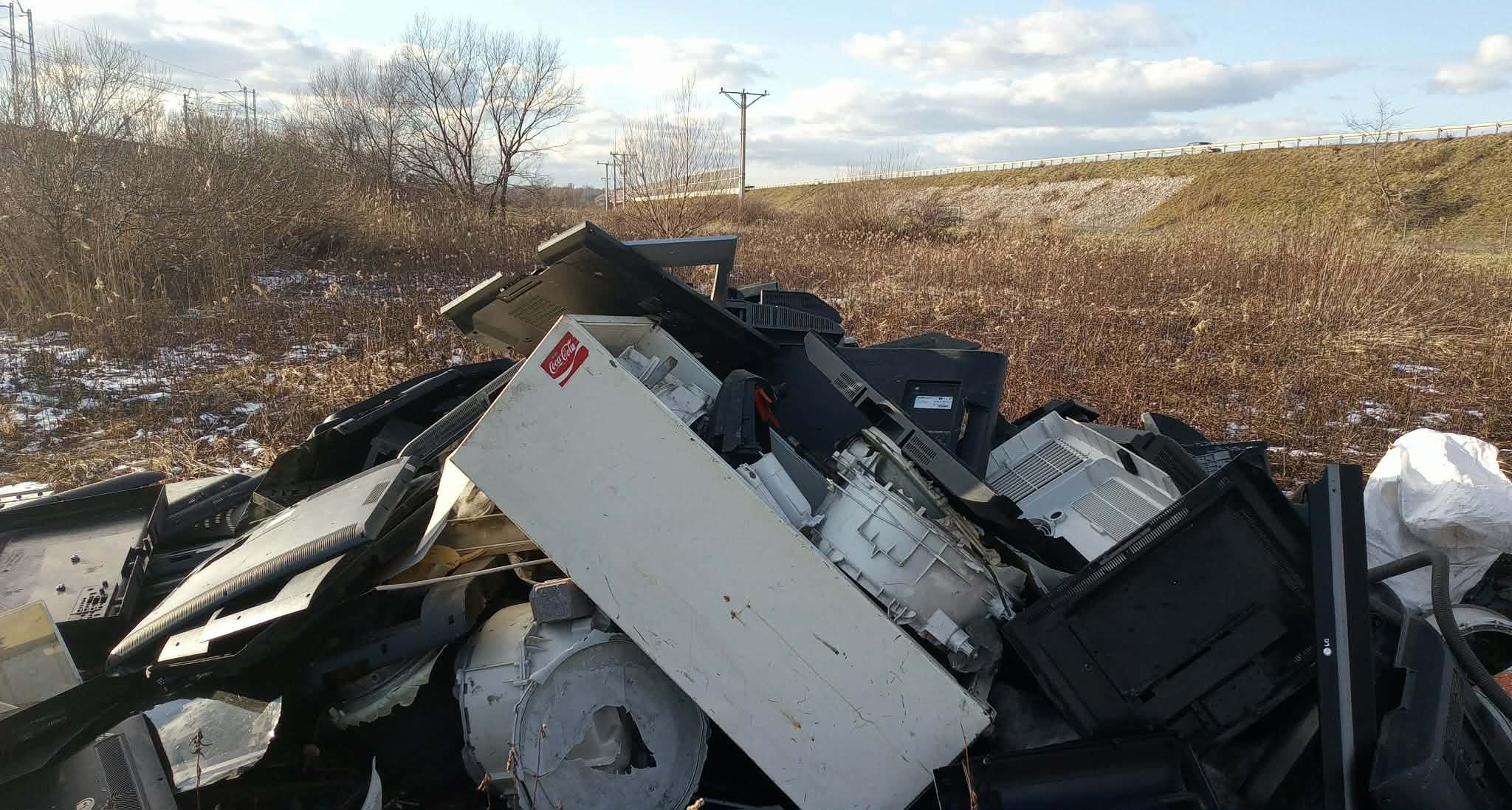 Dzikie wysypisko w Wokowicach. Elektroodpady porzucone między autostradą a linią kolejową / zdjęcia