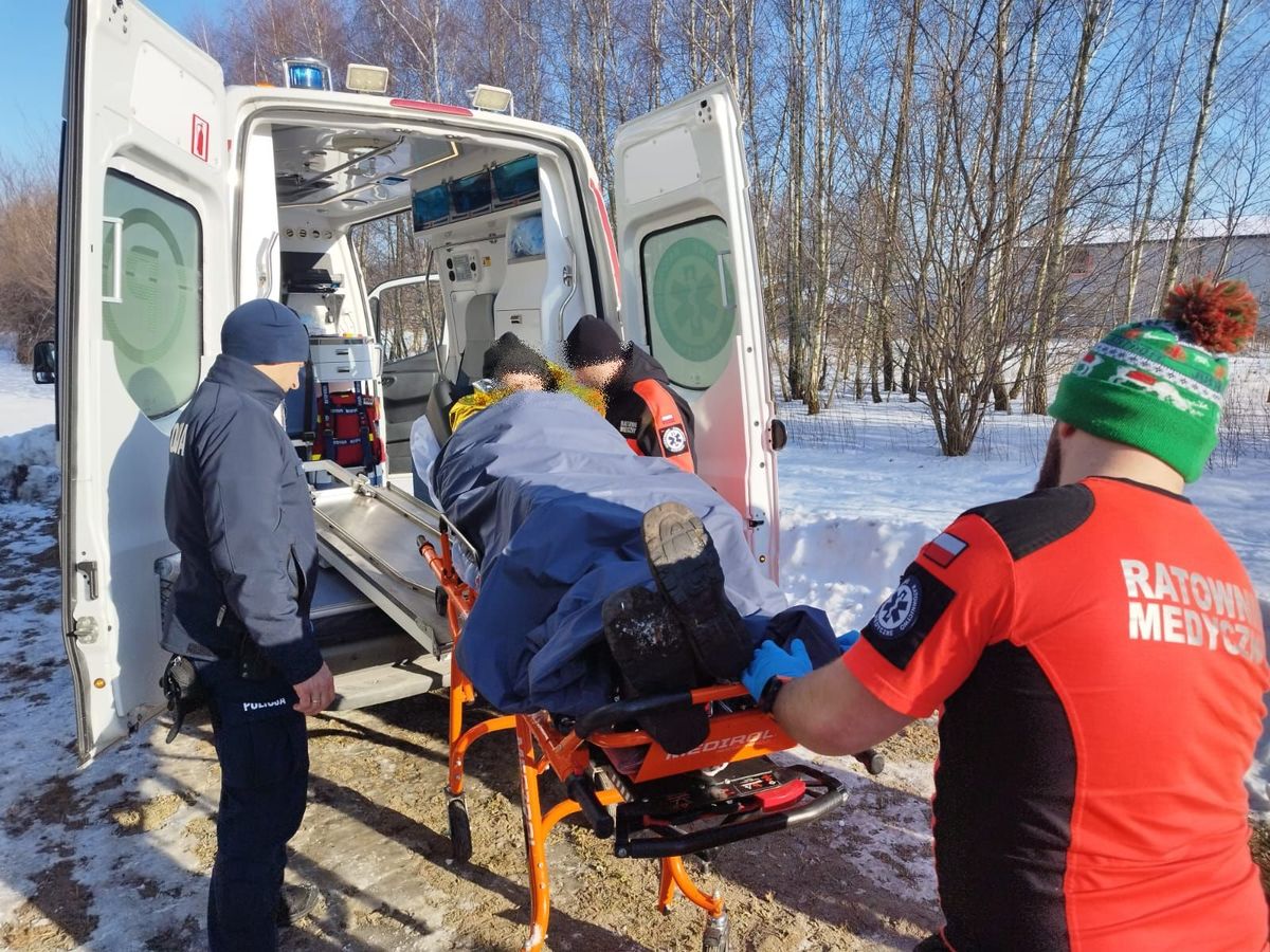 Policjanci i strażacy pomogli osobie bezdomnej w Ładnej
