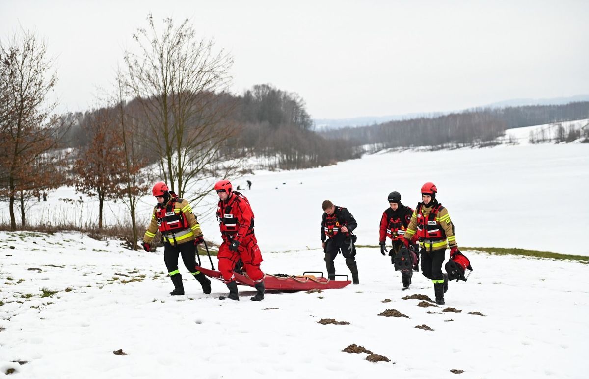 Pokazowe ćwiczenia z ratownictwa lodowego z udziałem tarnowskich policjantów