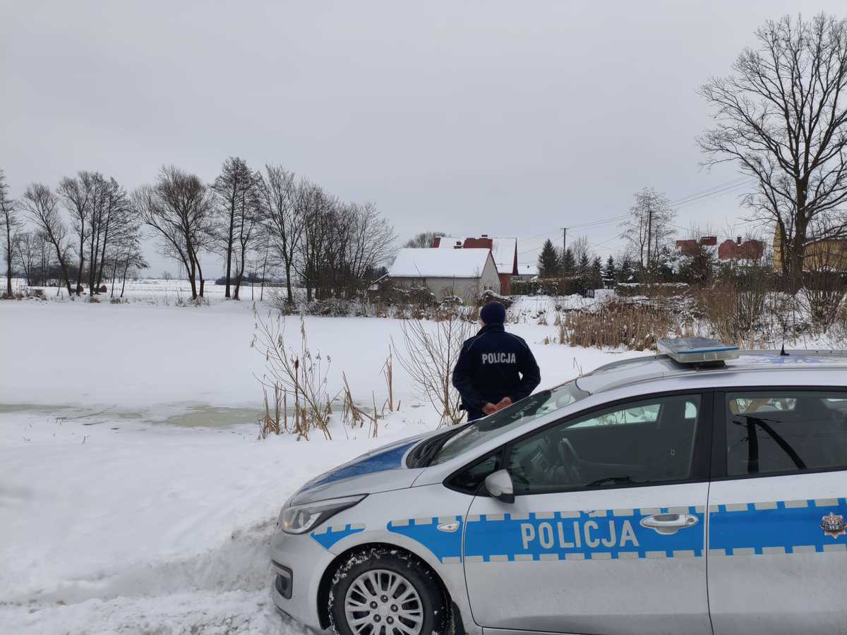 Bocheńscy dzielnicowi kontrolują zamarznięte zbiorniki wodne