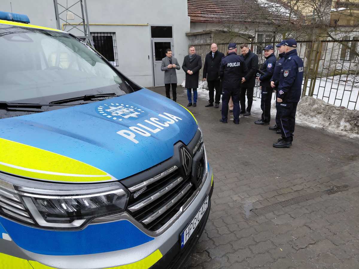Policjanci z Nowego Wiśnicza z nowym radiowozem
