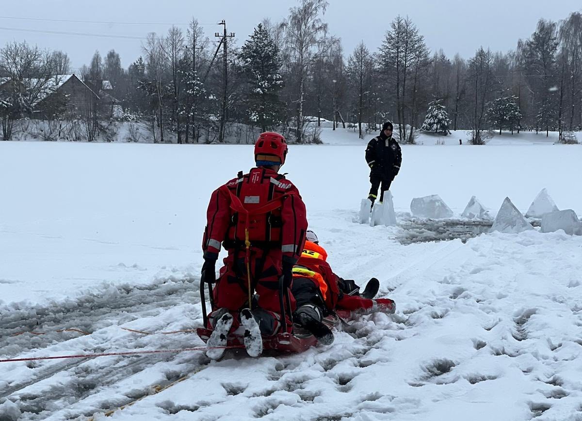 Szkolenie na lodzie. Strażacy z Powiatu Tarnowskiego doskonalili techniki ratownicze