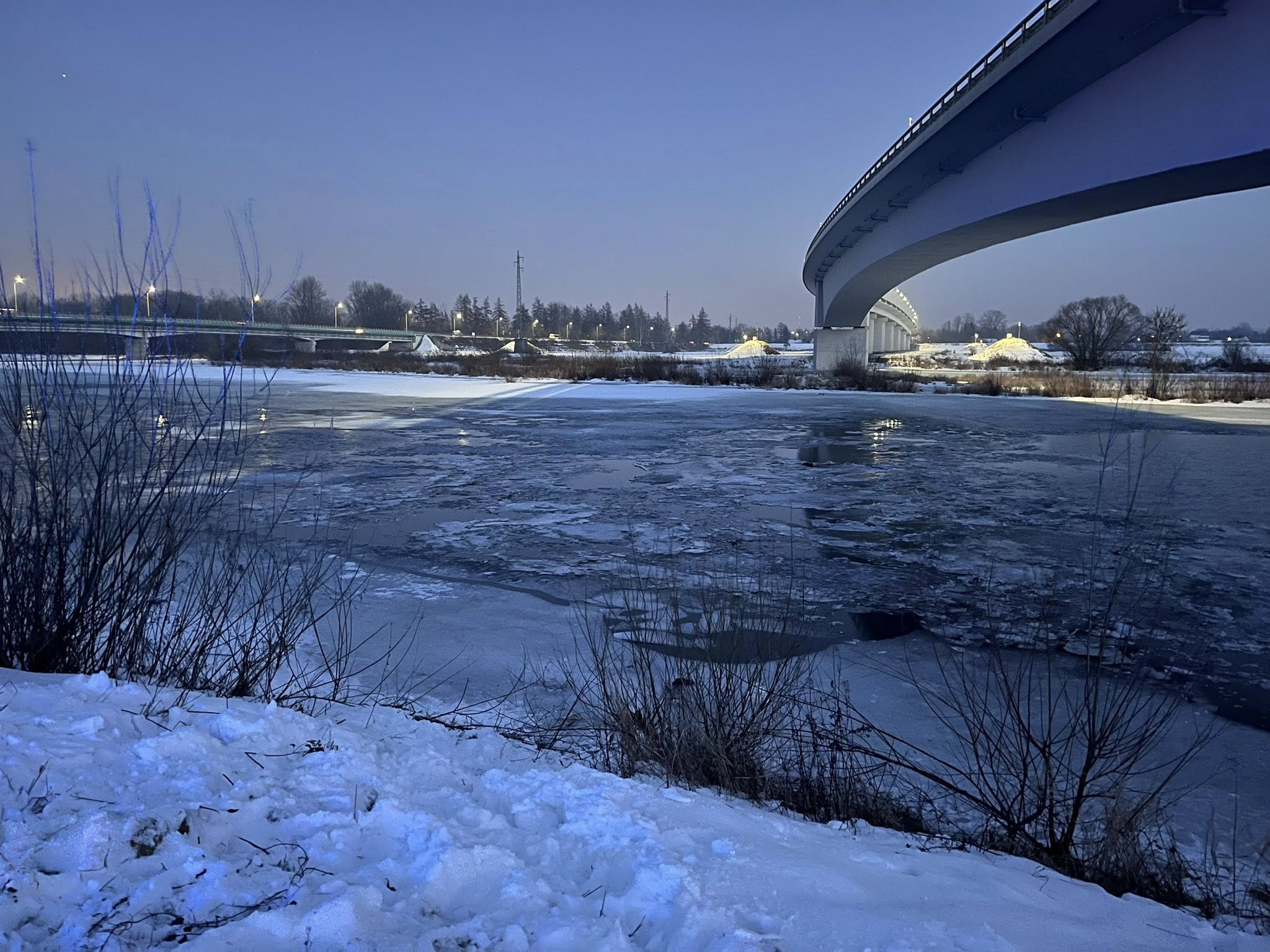 Dwie osoby wpadły do Dunajca. O krok od tragedii na zamarzniętej rzece