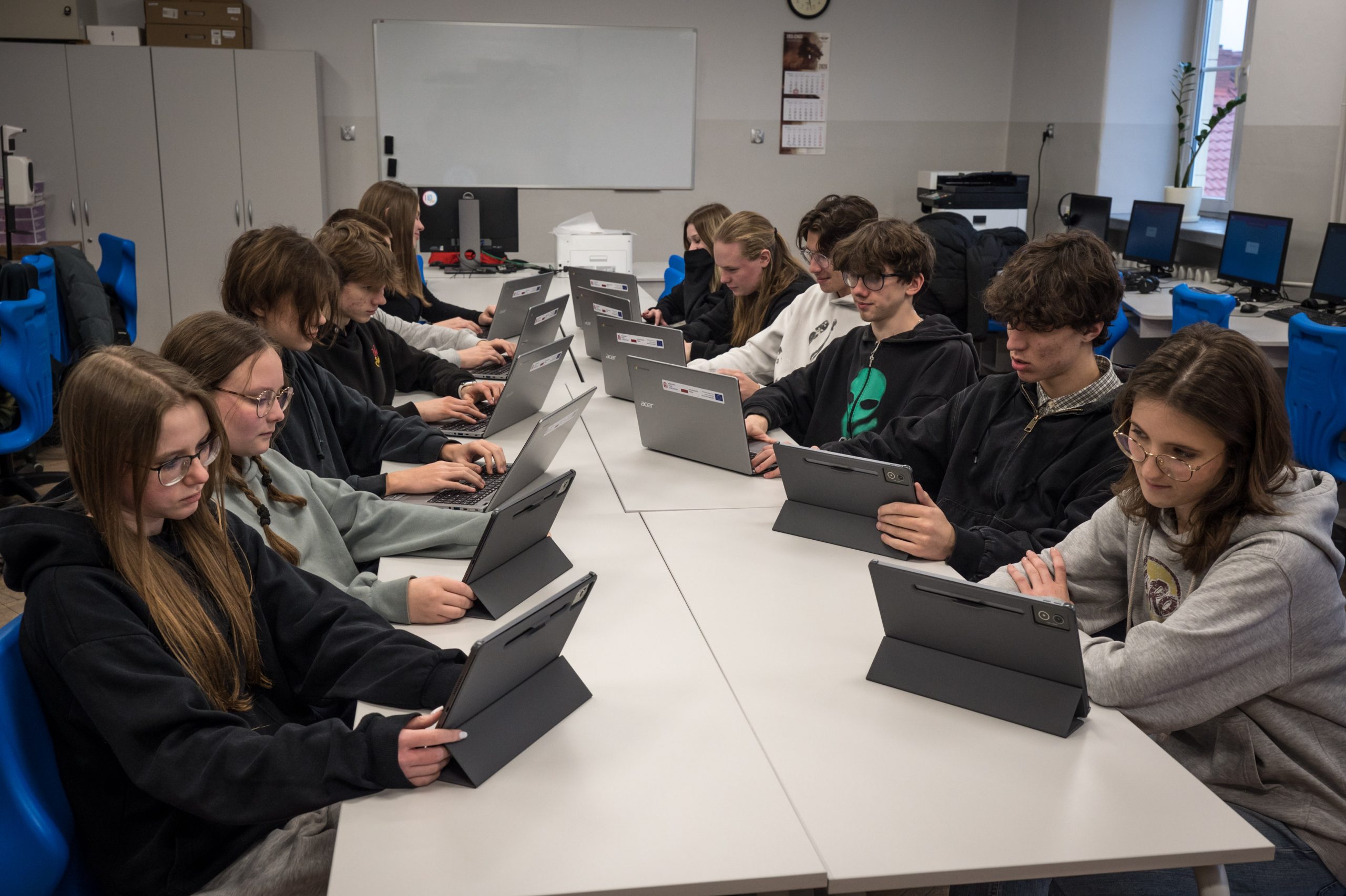 Nowoczesny sprzęt komputerowy za ponad 2,5 mln zł dla szkół